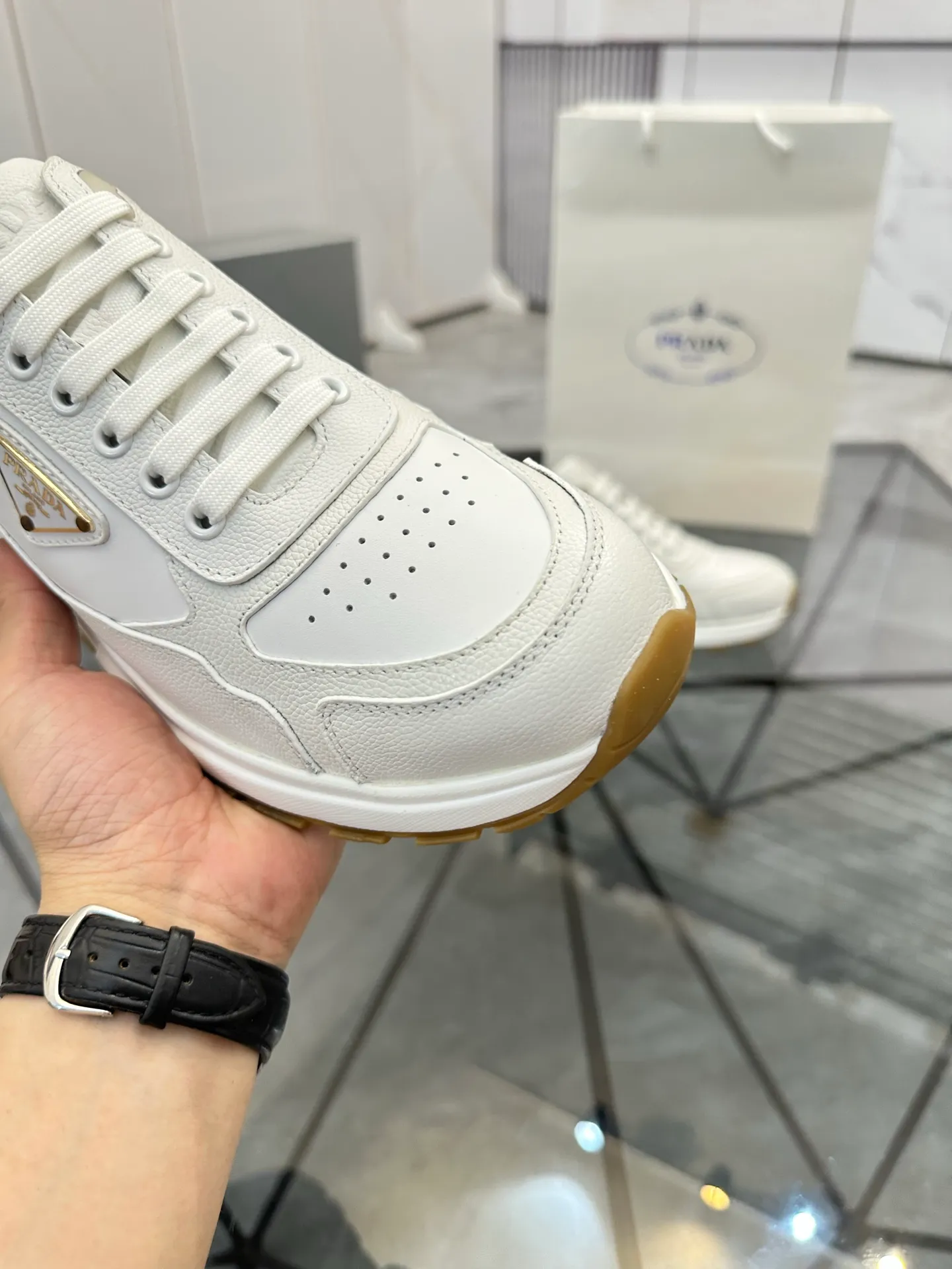 Men's shoes: 💰P600¥ High-end top quality Product trademark: Prada *"Prada*" low-top casual shoes Regular size: 38-45 (can be customized to 46) Product material: imported cowhide upper, breathable lining, cowhide foot pads, original ultra-light foam outsole. No.: 001